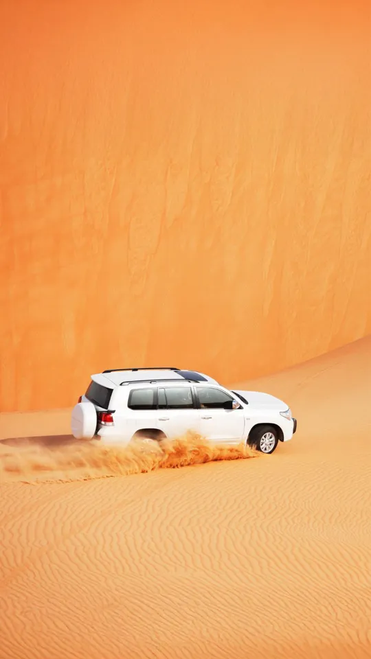 Macchina bianca fuoristrada nel deserto